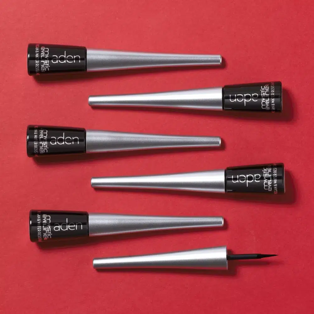 Aden Mystic Eyeliner szemhéjtusok piros háttér előtt.