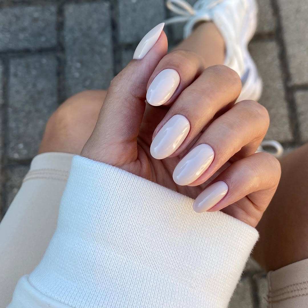 Elegáns fehér körmök, modern stílusban. Profinails 158 Gel Lakk használatával.