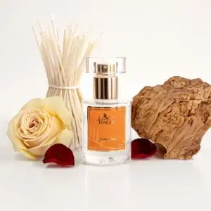 La mia TOSCANA női parfüm, elegáns illat, rózsa és fa textúra háttérben.