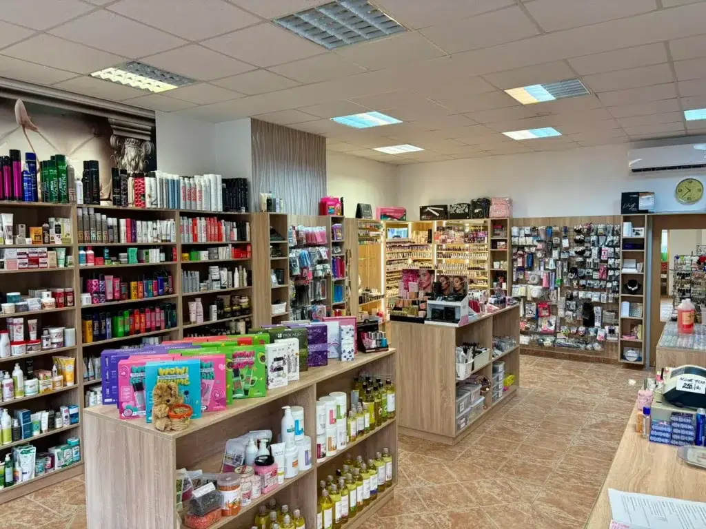 Tullia Webáruház belső tere, széles választékú kozmetikai és hajápoló termékekkel.